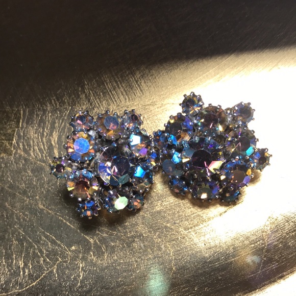 VINTAGE RHINESTONE CLIP EARRINGS - Picture 2 of 13